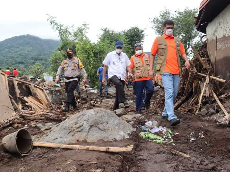 Mantan Kepala Badan Nasional Penanggulangan Bencana (BNPB) Doni Monardo (kanan) saat meninjau lokasi bencana banjir bandang di Kabupaten Lembata, Nusa Tenggara Timur (NTT), Selasa, 6 April 2021.
