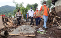 Mantan Kepala Badan Nasional Penanggulangan Bencana (BNPB) Doni Monardo (kanan) saat meninjau lokasi bencana banjir bandang di Kabupaten Lembata, Nusa Tenggara Timur (NTT), Selasa, 6 April 2021.