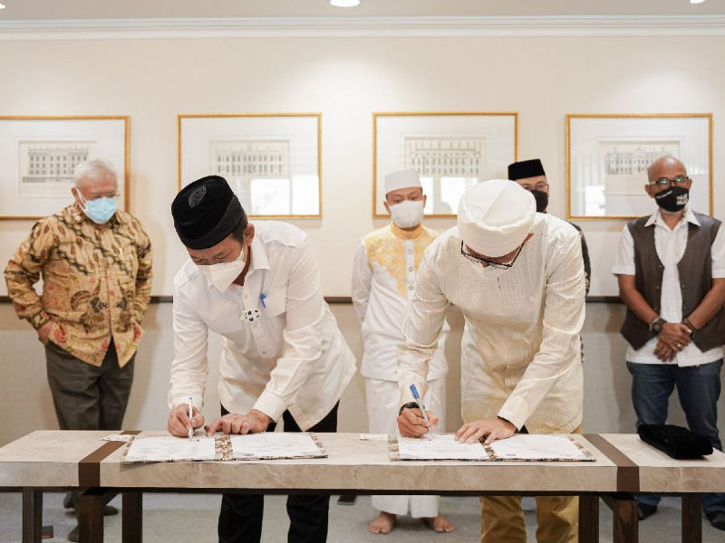 Penandatanganan MoU dilakukan oleh Menteri  Parekraf Sandiaga Salahuddin Uno dengan Ketua BAZNAS KH. Noor Achmad di Rumah Dinas Menparekraf, Jakarta, Jumat, 31 Desember 2021.