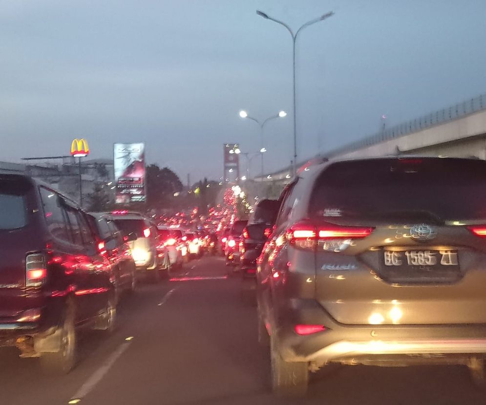 Kepadatan lalu lintas di Palembang menyebabkan kemacetan pada sejumlah ruas jalan