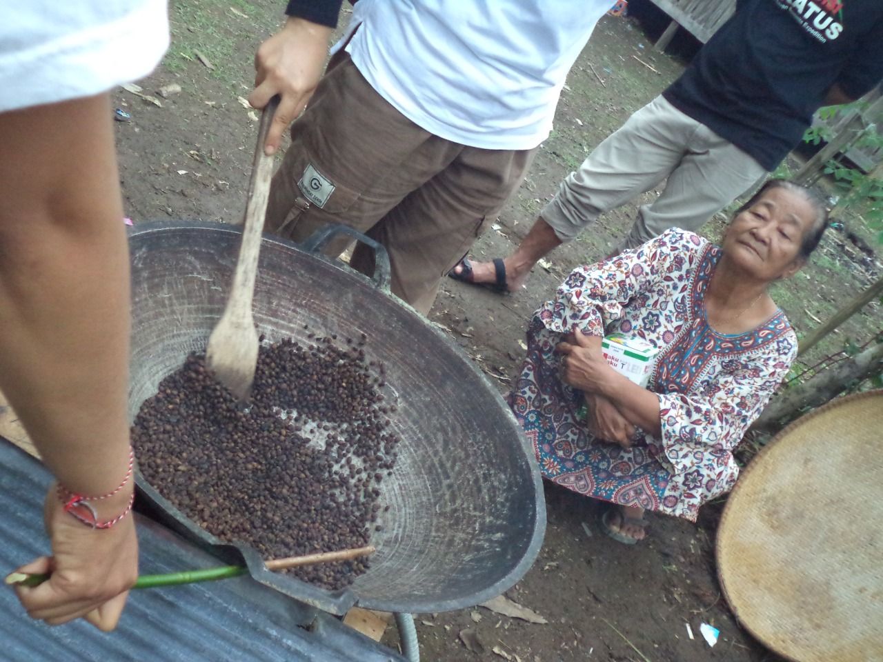 Warga di Pegunungan Meratus, Kabupaten Hulu Sungai Tengah (HST), sedang dilatih menyangrai biji kopi. 