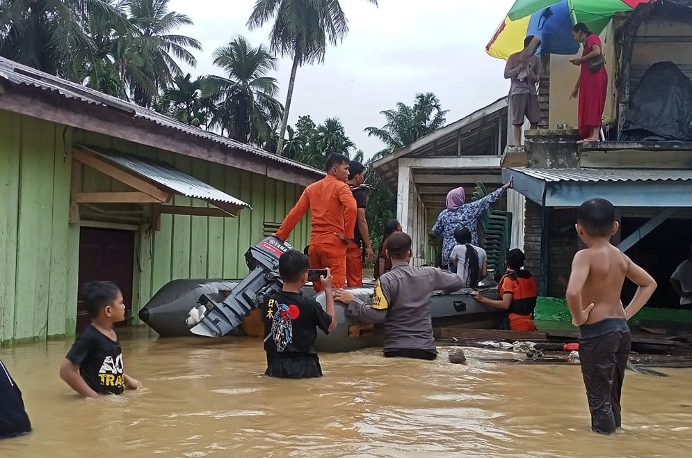 Petugas gabungan mengevakuasi warga terdampak banjir di Acehtamiang 