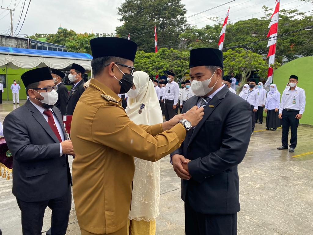 Wali Kota Balikpapan Rahmad Mas'ud menyematkan pin penghargaan Satya lencana, pada Hari Amal bakti ke 76, di Halaman Kantor kementerian Agama, Senin (3/1/2022)