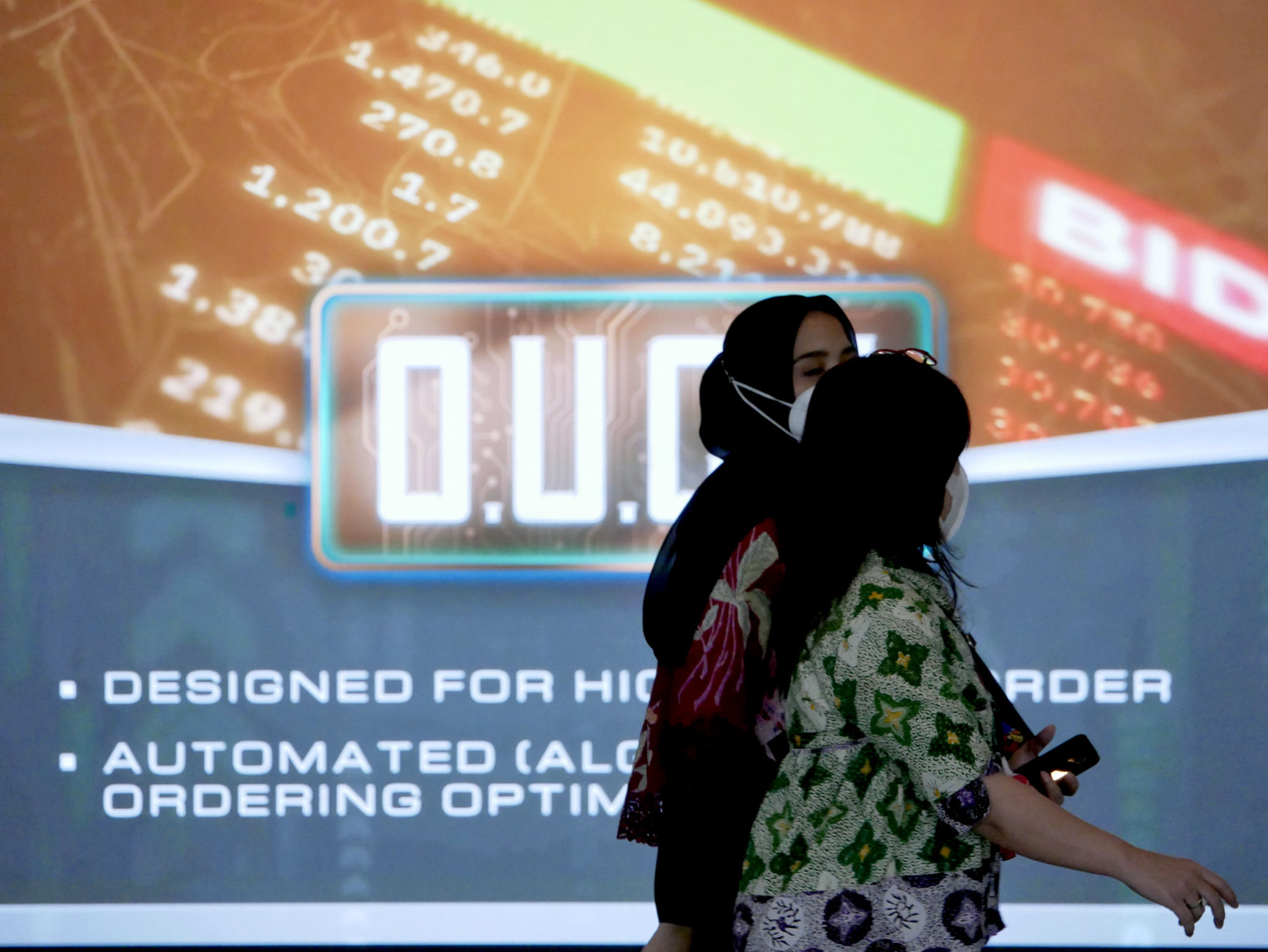 Karyawan beraktifitas dengan latar layar pergerakan indeks harga saham gabungan (IHSG) pada perdagangan perdana di gedung Bursa Efek Indonesia (BEI), Jakarta, Senin, 3 Januari 2022. Foto: Ismail Pohan/TrenAsia