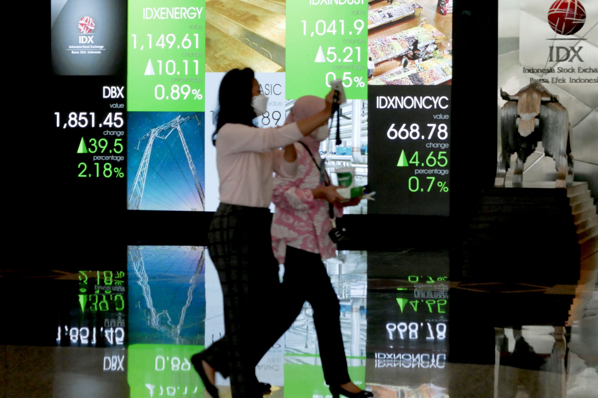 Karyawan beraktifitas dengan latar layar pergerakan indeks harga saham gabungan (IHSG) pada perdagangan perdana di gedung Bursa Efek Indonesia (BEI), Jakarta, Senin, 3 Januari 2022. Foto: Ismail Pohan/TrenAsia