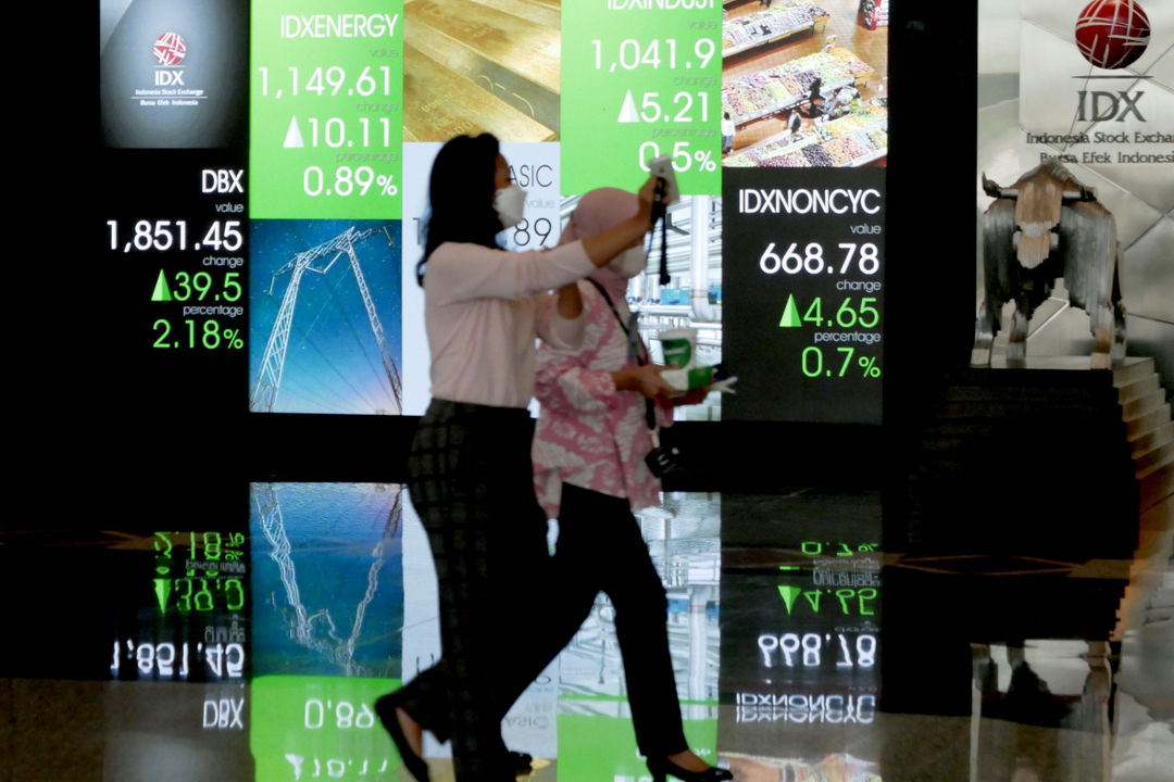 Karyawan beraktifitas dengan latar layar pergerakan indeks harga saham gabungan (IHSG) pada perdagangan perdana di gedung Bursa Efek Indonesia (BEI), Jakarta, Senin, 3 Januari 2022. Foto: Ismail Pohan/TrenAsia