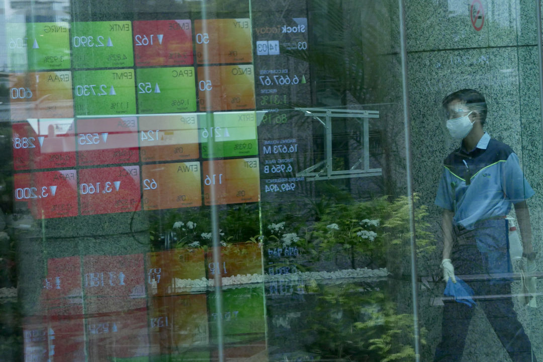 Pekerja beraktifitas dengan latar layar pergerakan indeks harga saham gabungan (IHSG) pada perdagangan perdana di gedung Bursa Efek Indonesia (BEI), Jakarta, Senin, 3 Januari 2022. Foto: Ismail Pohan/TrenAsia