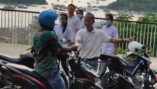 Tim HouseKeeping Departement Local Collection Hotel Bagikan 200 Masker kepada Pengendara di Labuan Bajo