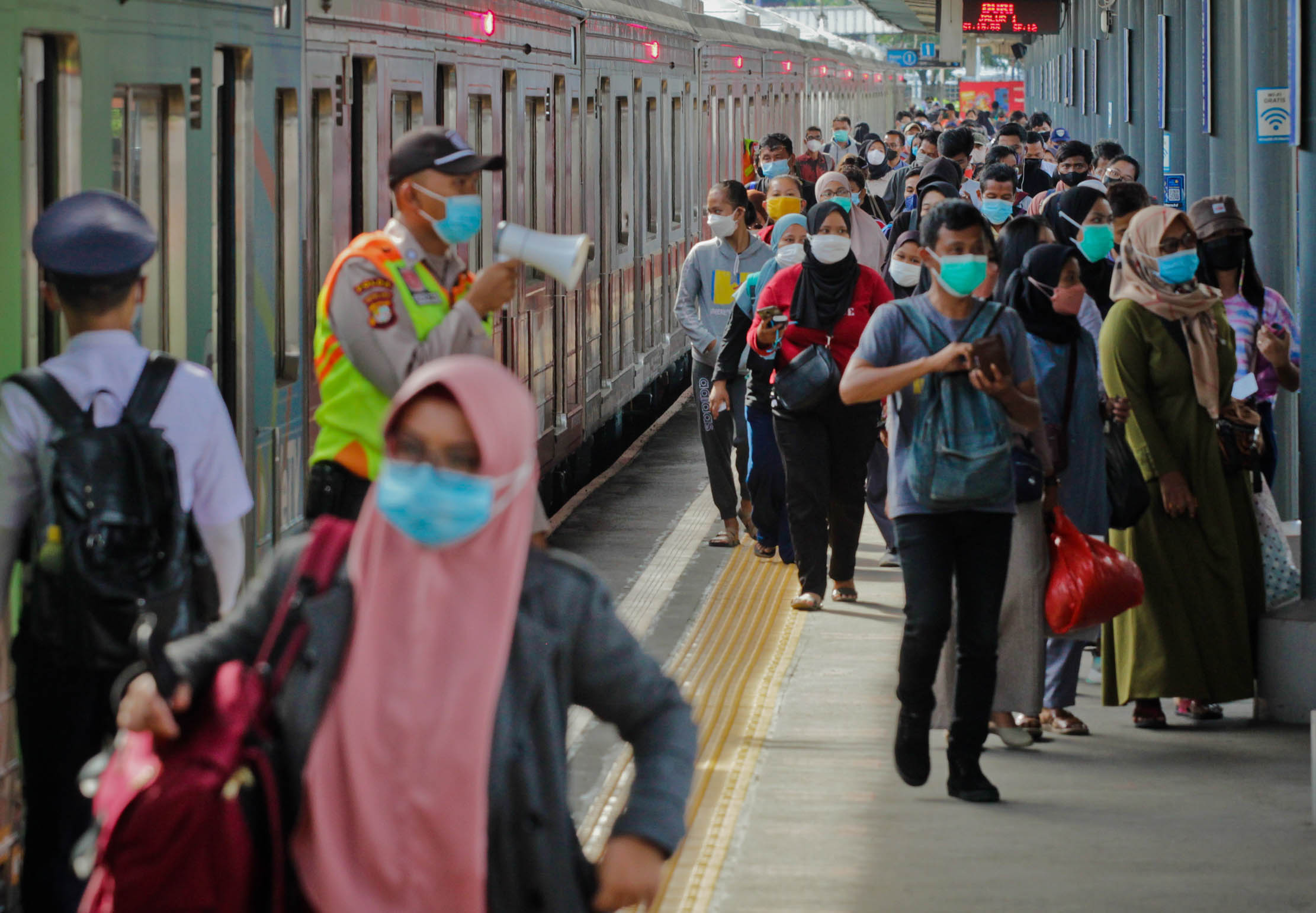Aktifitas penumpang KRL di Stasiun Tangerang, Senin 3 Januari 2022. Foto : Panji Asmoro/TrenAsia