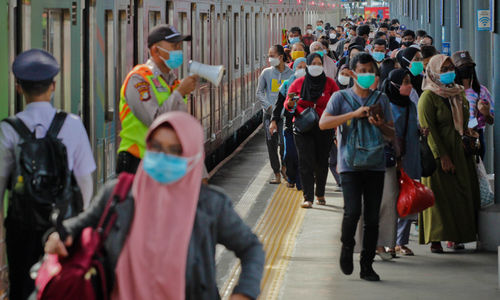 Aktifitas penumpang KRL di Stasiun Tangerang, Senin 3 Januari 2022. Foto : Panji Asmoro/TrenAsia