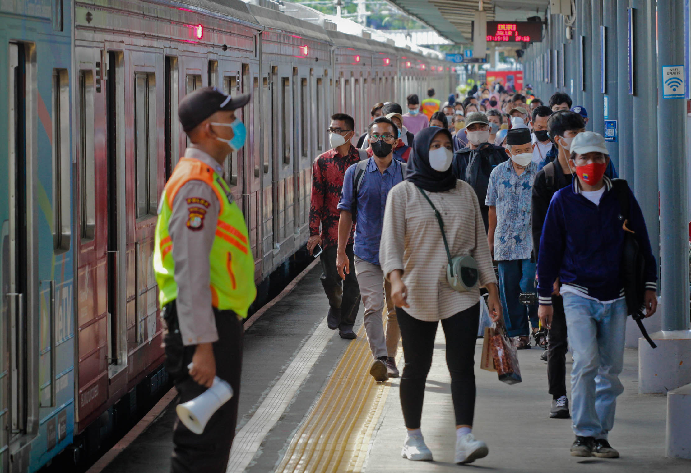 Aktifitas penumpang KRL di Stasiun Tangerang, Senin 3 Januari 2022. Foto : Panji Asmoro/TrenAsia