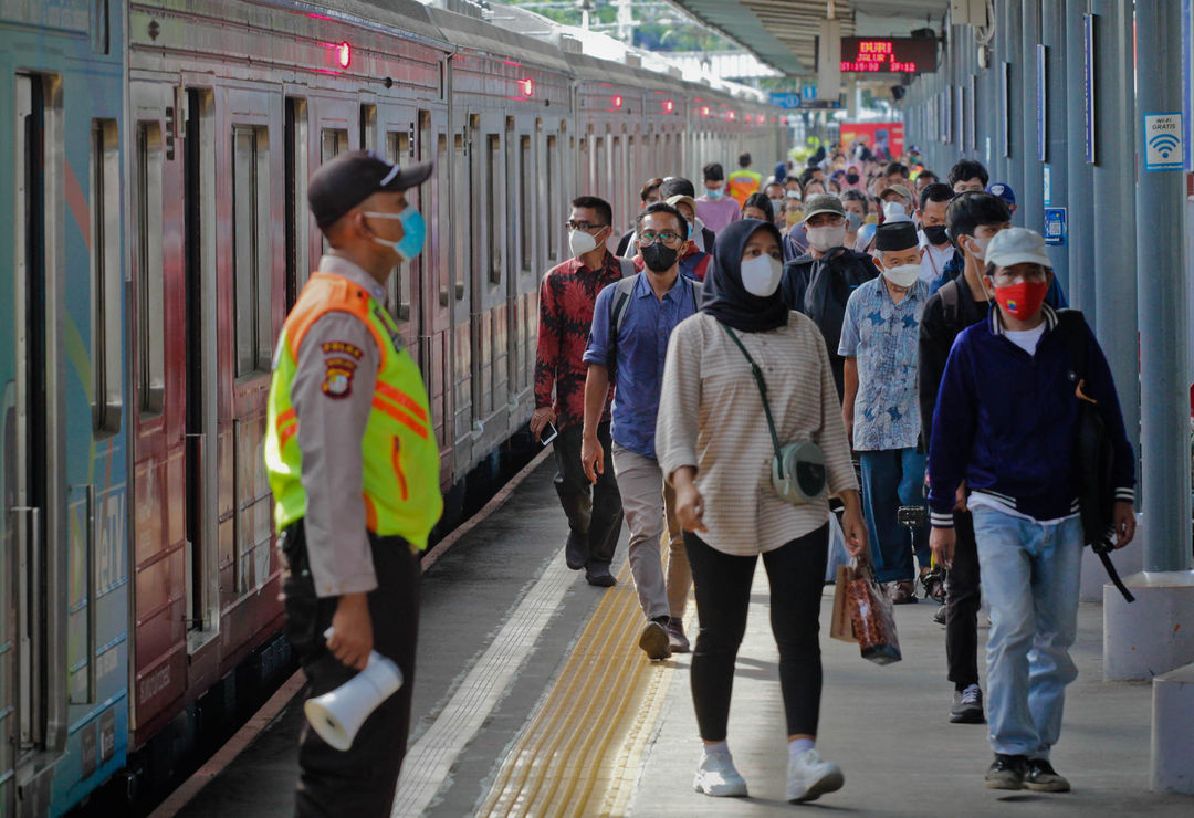 Aktifitas penumpang KRL di Stasiun Tangerang, Senin 3 Januari 2022. Foto : Panji Asmoro/TrenAsia