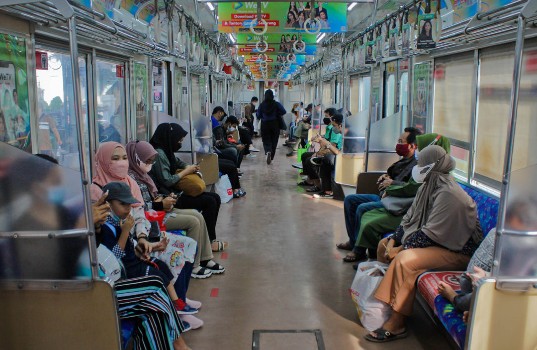 Aktifitas penumpang KRL di Stasiun Tangerang, Senin 3 Januari 2022. Foto : Panji Asmoro/TrenAsia