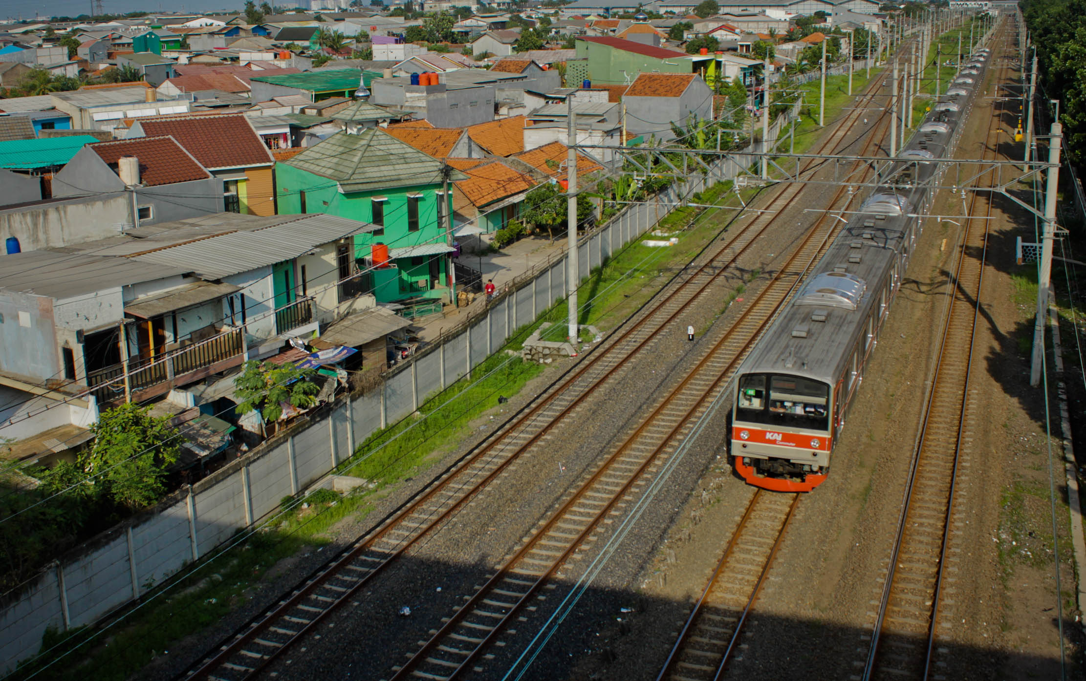 Nampak KRL melintas di kawasan Stasiun Tangerang, Senin 3 Januari 2022. Foto : Panji Asmoro/TrenAsia