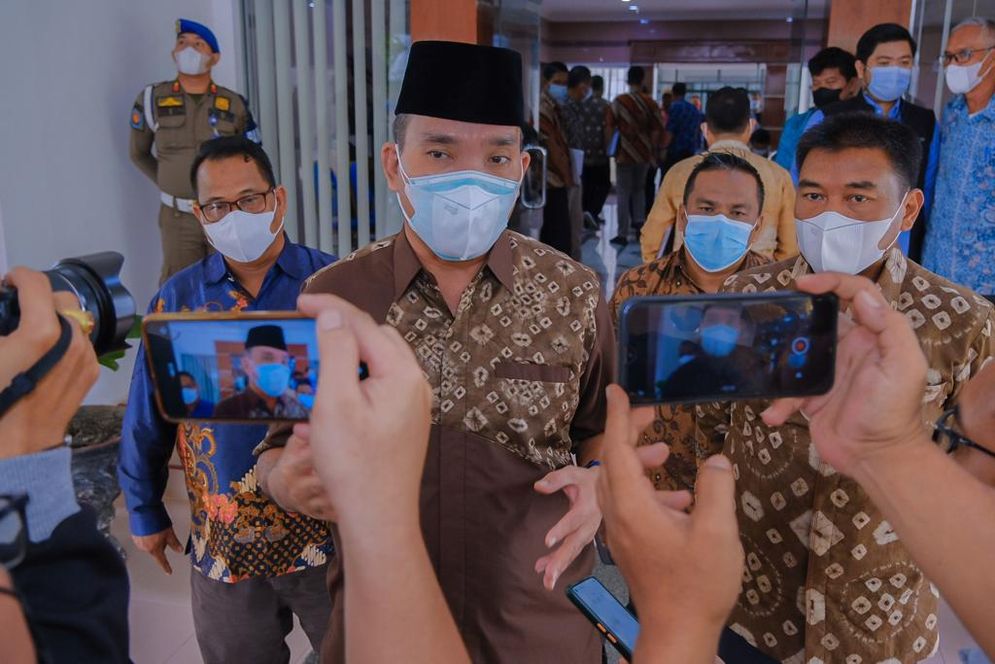 Plt Bupati Muba Beni Hernedi mengenakan Gambo