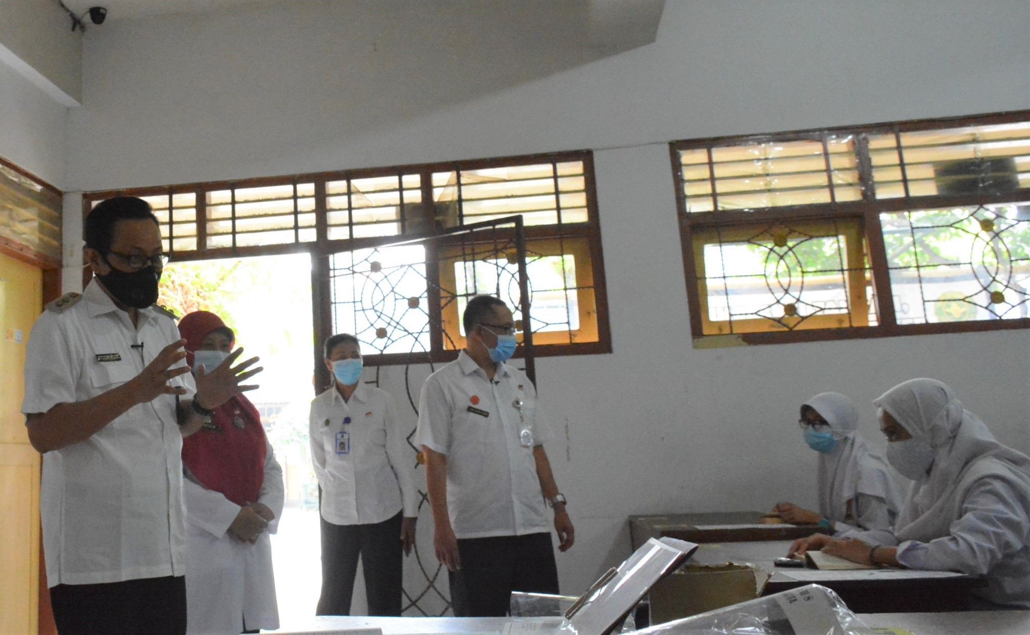 Wakil Walikota Yogyakarta Heroe Poerwadi saat meninjau pelaksanaan PTM di salah satu SMP di Kota Yogyakarta.