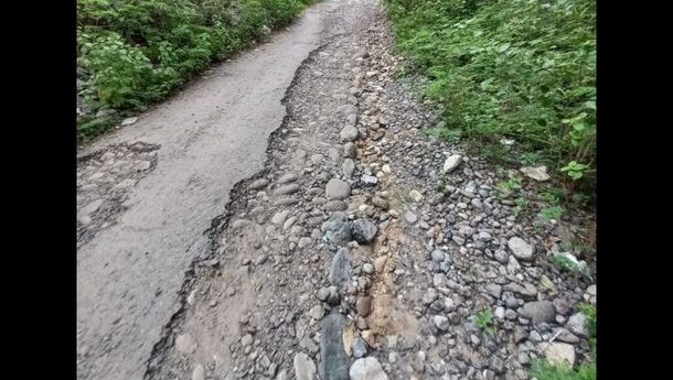 Infrastruktur Jalan di Cambir, Matim, Rusak Parah