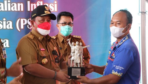 Gubernur Lampung Serahkan Penghargaan Klaster Ketahanan Pangan