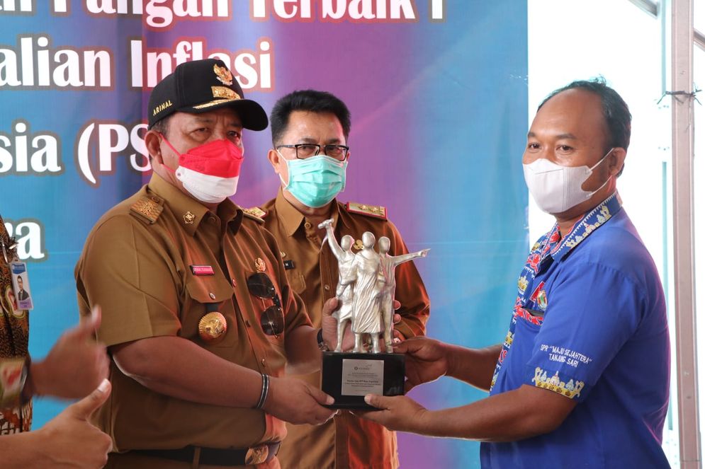 Gubernur Lampung Arinal Djunaidi menyerahkan Penghargaan Klaster Ketahanan Pangan. 