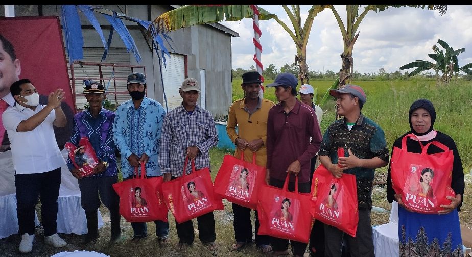 Anggota DPR RI HM Rifqinizamy Karsayuda menyerahkan beras yang berasal dari ketua DPR RI Pian Maharani.