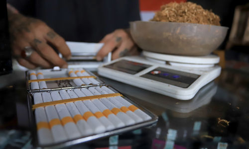 Pekerja melinting tembakau di gerai Kamarasa yang menjual tembakau dengan berbagai varian di kawasan Pondok Cabe, Pamulang, Tangerang Selatan, Rabu, 5 Januari 2022. Foto: Ismail Pohan/TrenAsia