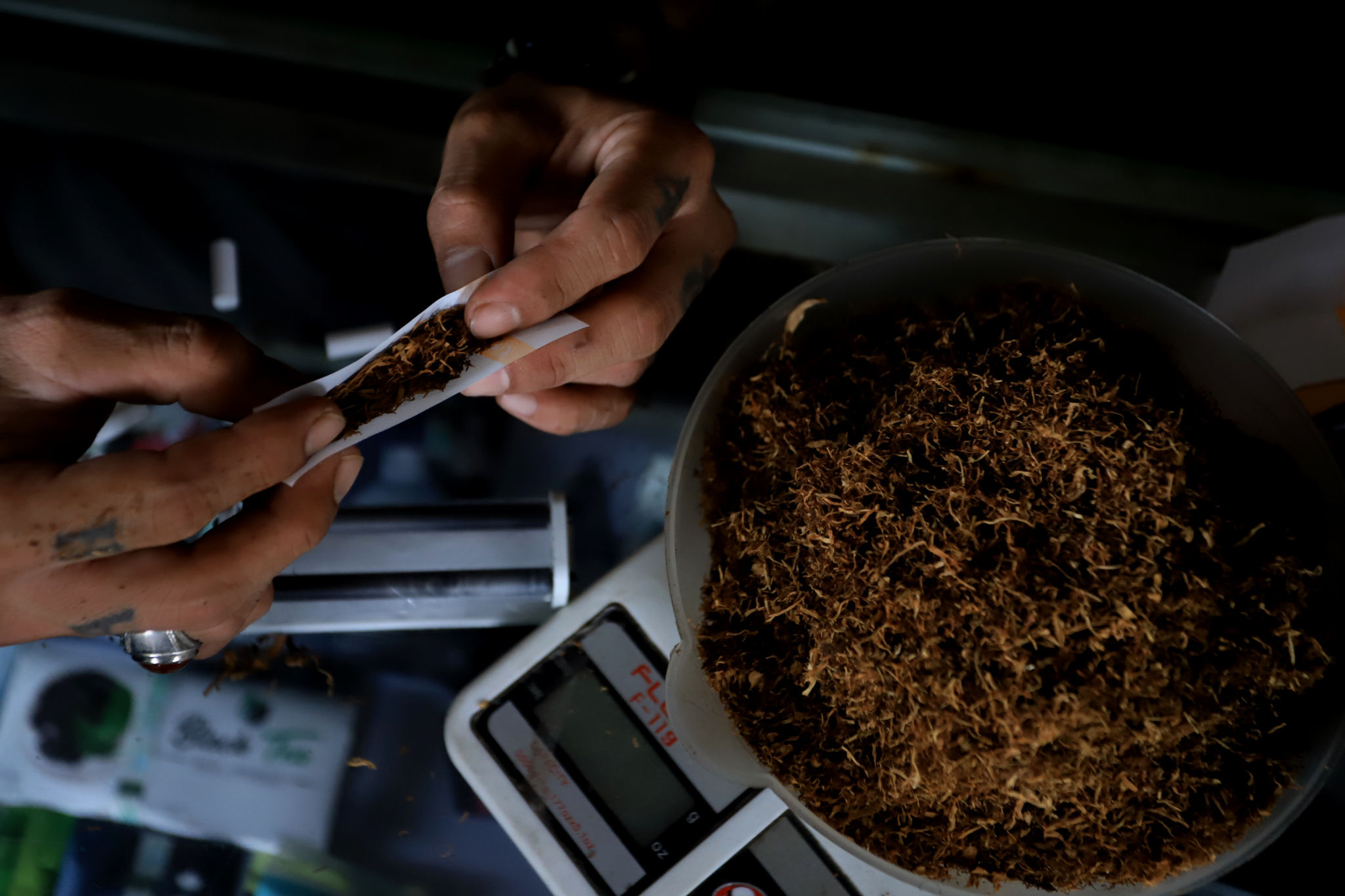 Pekerja melinting tembakau di gerai Kamarasa yang menjual tembakau dengan berbagai varian di kawasan Pondok Cabe, Pamulang, Tangerang Selatan, Rabu, 5 Januari 2022. Foto: Ismail Pohan/TrenAsia