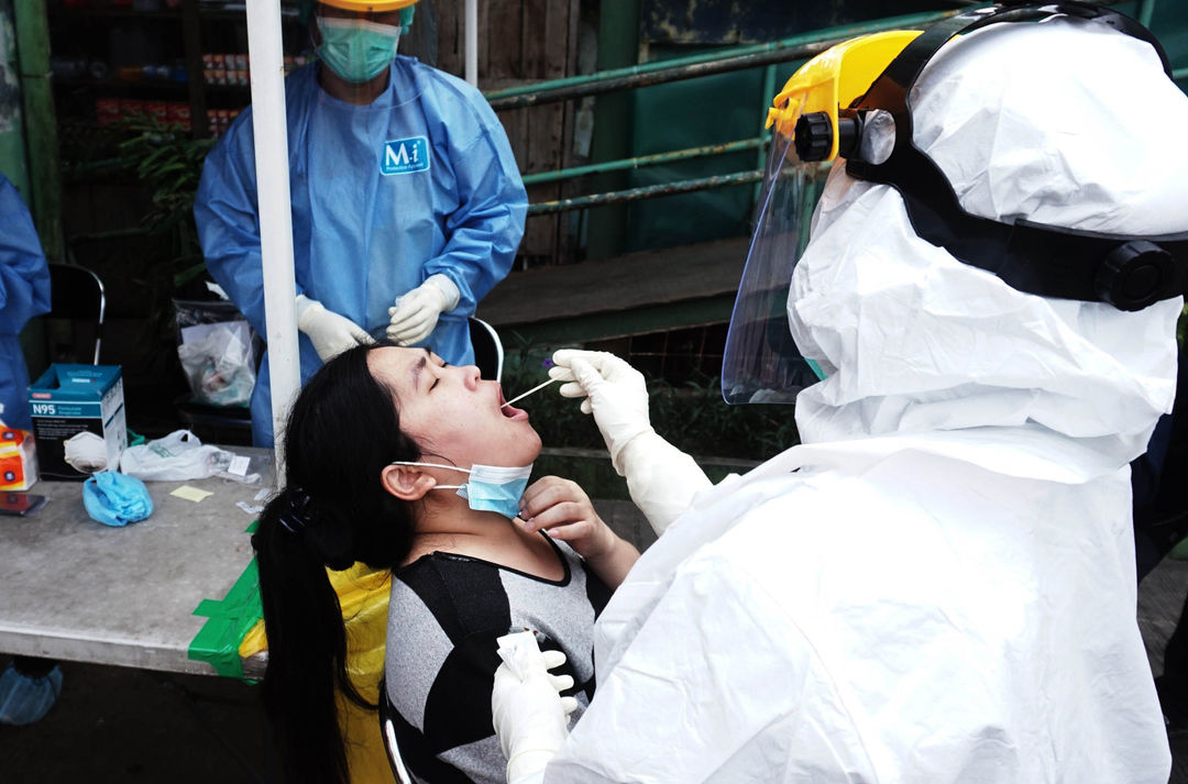 Nampak petugas sedang mengambil sampel tes PCR acak untuk sejumlah pedagang di pasar anyar Kota Tangerang, Rabu 5 Januari 2022. Foto : Panji Asmoro/TrenAsia    