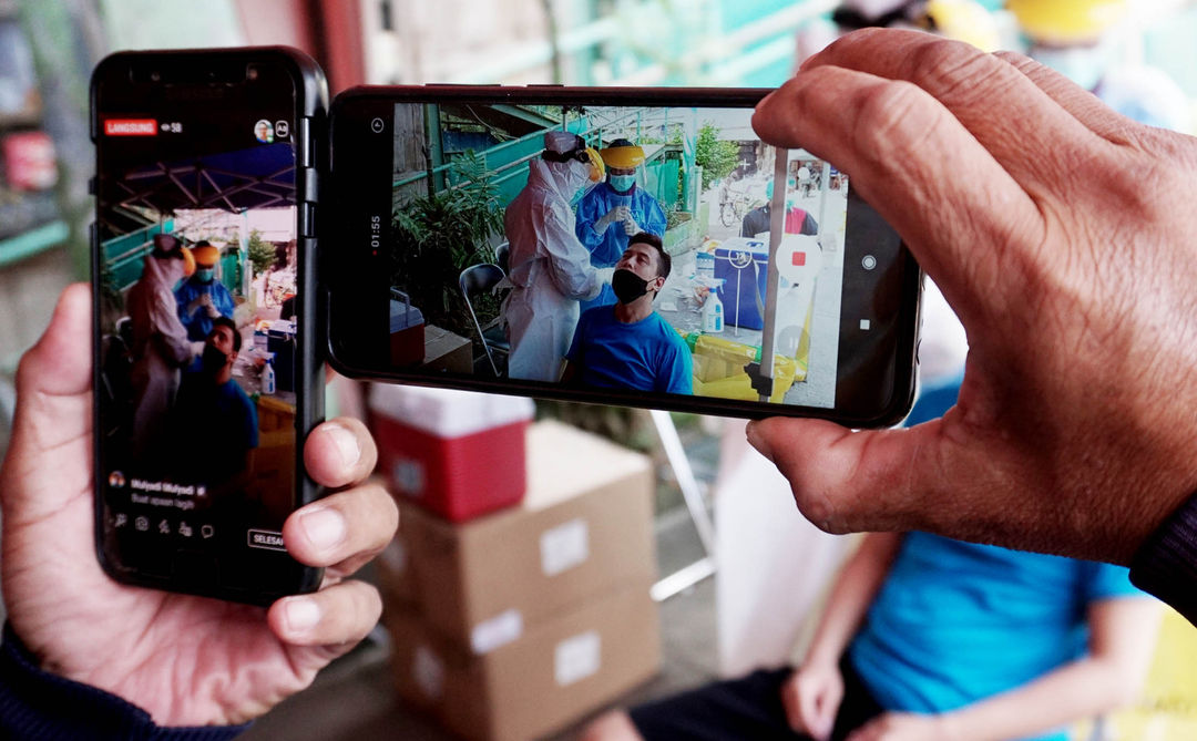 Nampak petugas sedang mengambil sampel tes PCR acak untuk sejumlah pedagang di pasar anyar Kota Tangerang, Rabu 5 Januari 2022. Foto : Panji Asmoro/TrenAsia    