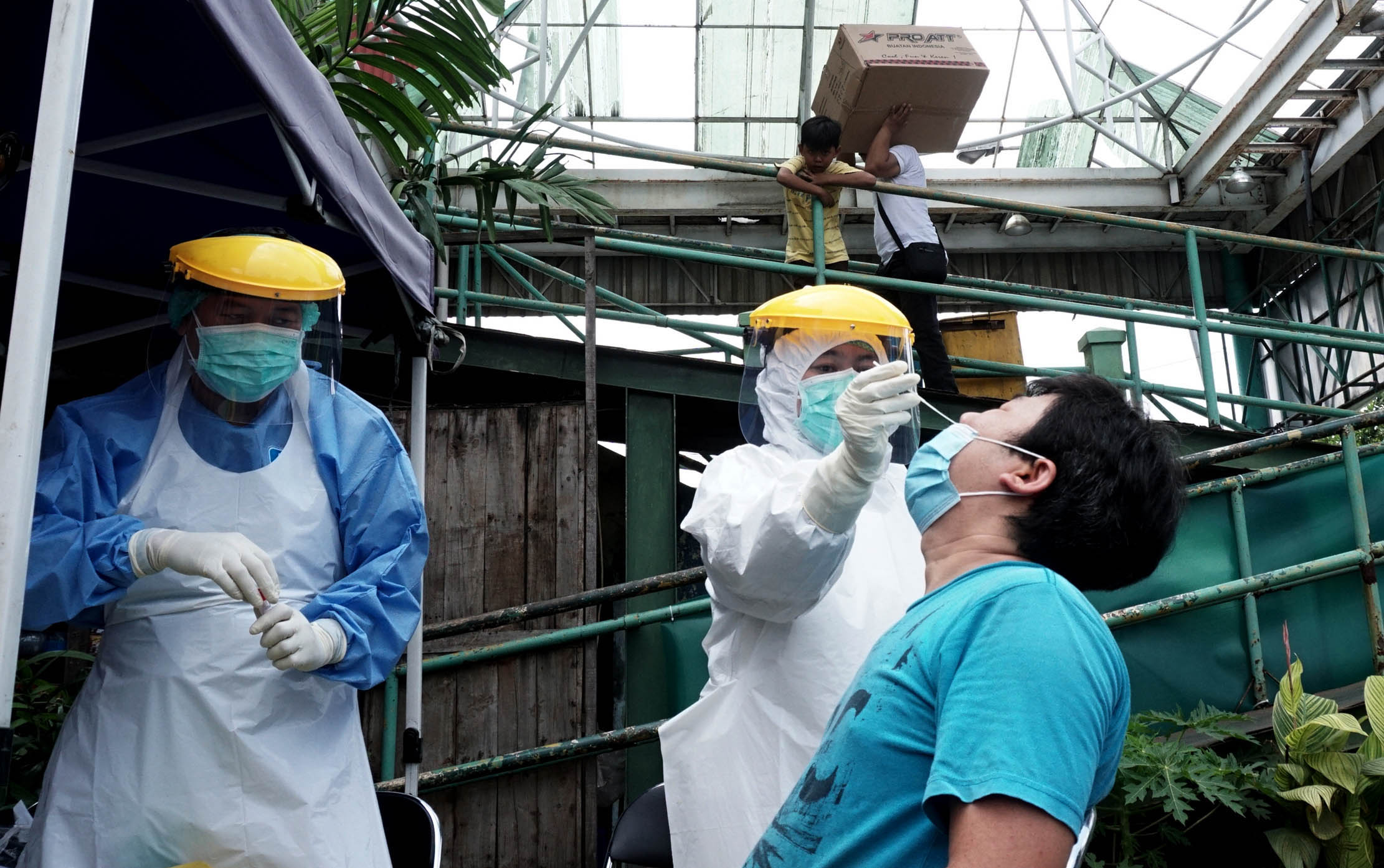 Nampak petugas sedang mengambil sampel tes PCR acak untuk sejumlah pedagang di pasar anyar Kota Tangerang, Rabu 5 Januari 2022. Foto : Panji Asmoro/TrenAsia    