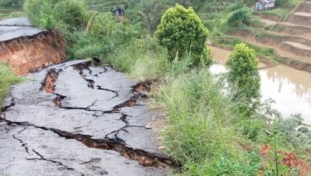 Curah Hujan Tinggi dan Tanah Longsor Bikin Jalan 'Dahang - Tentang' Putus Total