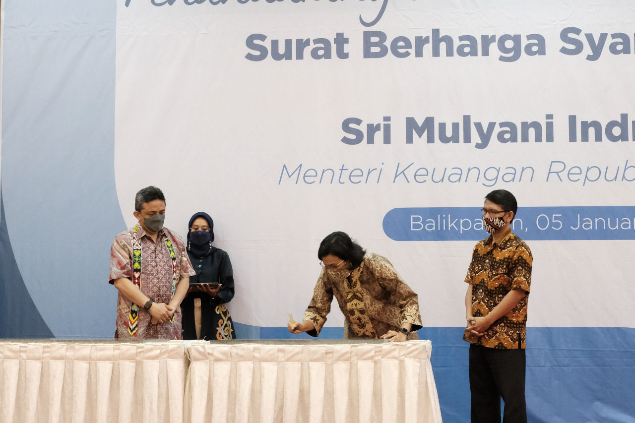 Menteri Keuangan menandatangani prasasti penanda aset SBSN beberapa proyek SBSN di Provinsi Kalimantan Timur, Rabu (5//1/2022)