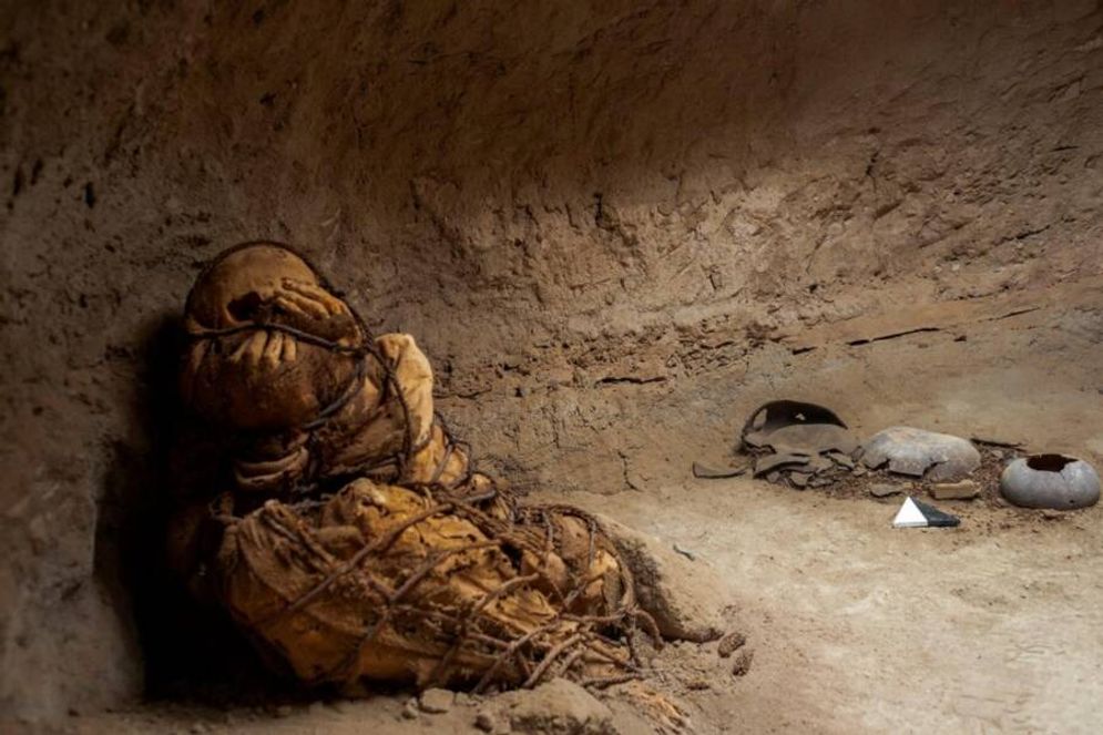 Kelompok arkeolog menemukan jasad mumi  yang berusia sekitar 1.000 tahun di Peru.
