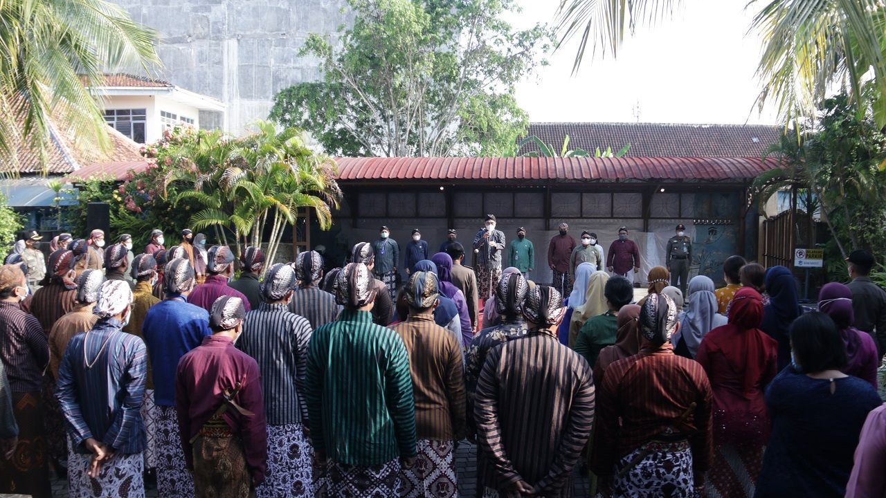 Bupati Bantul Abdul Halim Muslih memimpin apel pagi di Halaman Bank Bantul, Kamis (6/1/2021).