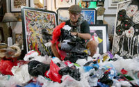 Dwiyono (66) memilah sampah plastik yang akan dijadikan lukisan di workshop galery miliknya di kawasan Rawamangun, Jakarta Timur, Kamis, 6 Januari 2022. Foto: Ismail Pohan/TrenAsia