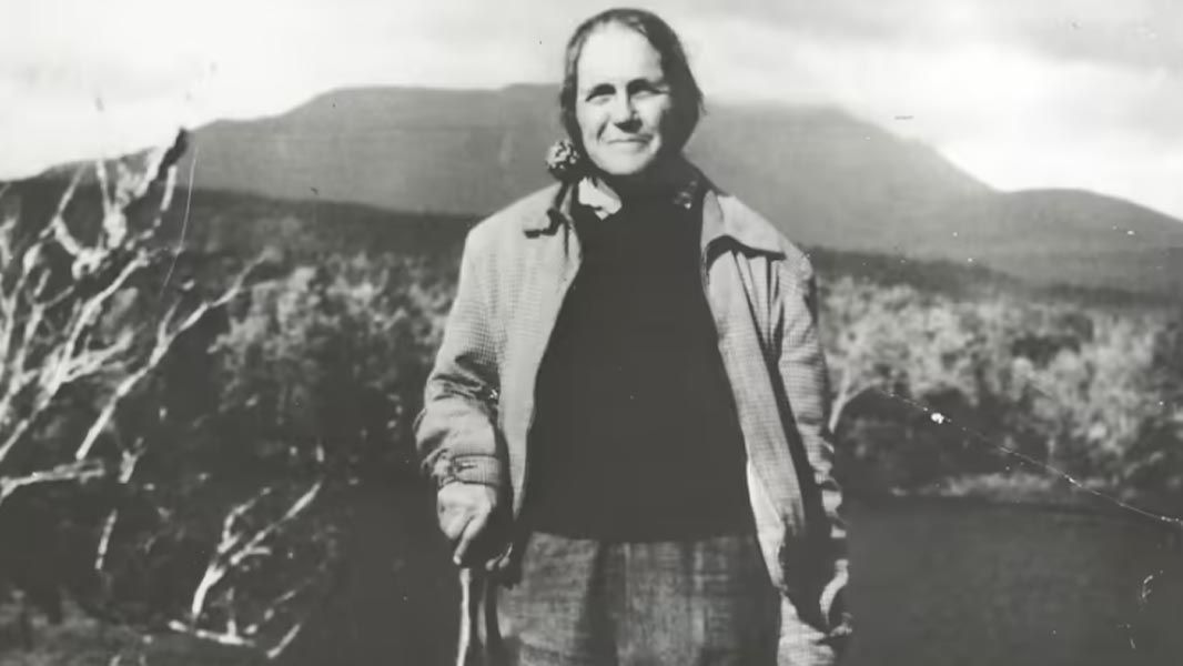 Nenek Gatewood pada tahun 1955 dengan bandana dan tongkat pendakiannya berjalan di sepanjang Appalachian Trail, dari Georgia ke Maine, untuk pertama kalinya pada usia 67 tahun. Appalachian Trail Conservancy