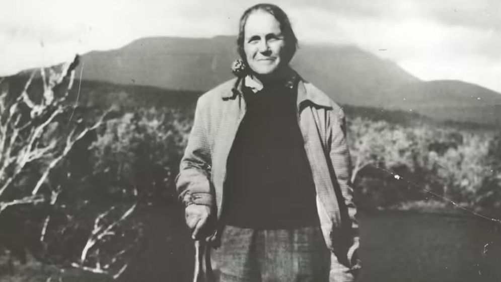 Nenek Gatewood pada tahun 1955 dengan bandana dan tongkat pendakiannya berjalan di sepanjang Appalachian Trail, dari Georgia ke Maine, untuk pertama kalinya pada usia 67 tahun. 