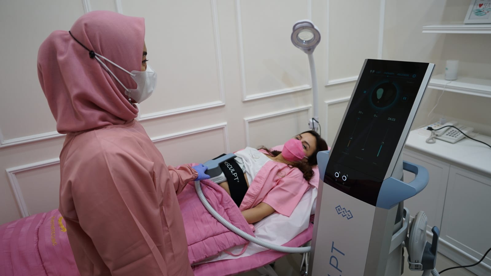 Perawatan untuk meratakan perut buncit perempuan bisa dilakukan dengan cepat.