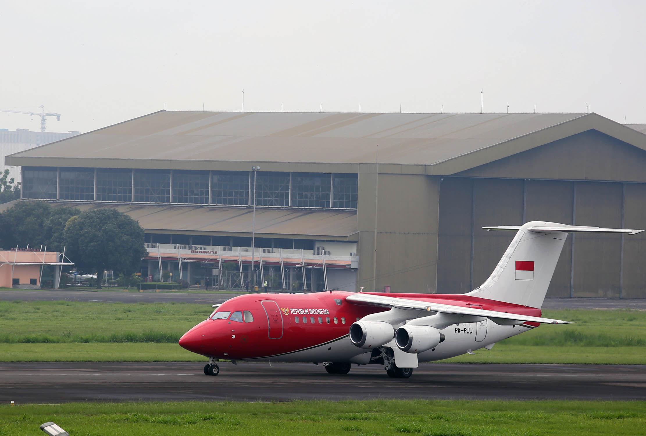 Nampak aktivitas transportasi udara di Bandara Pondok Cabe, Pamulang, Tangerang Selatan, Jumat 7 Januari 2021. Foto : Panji Asmoro/TrenAsia