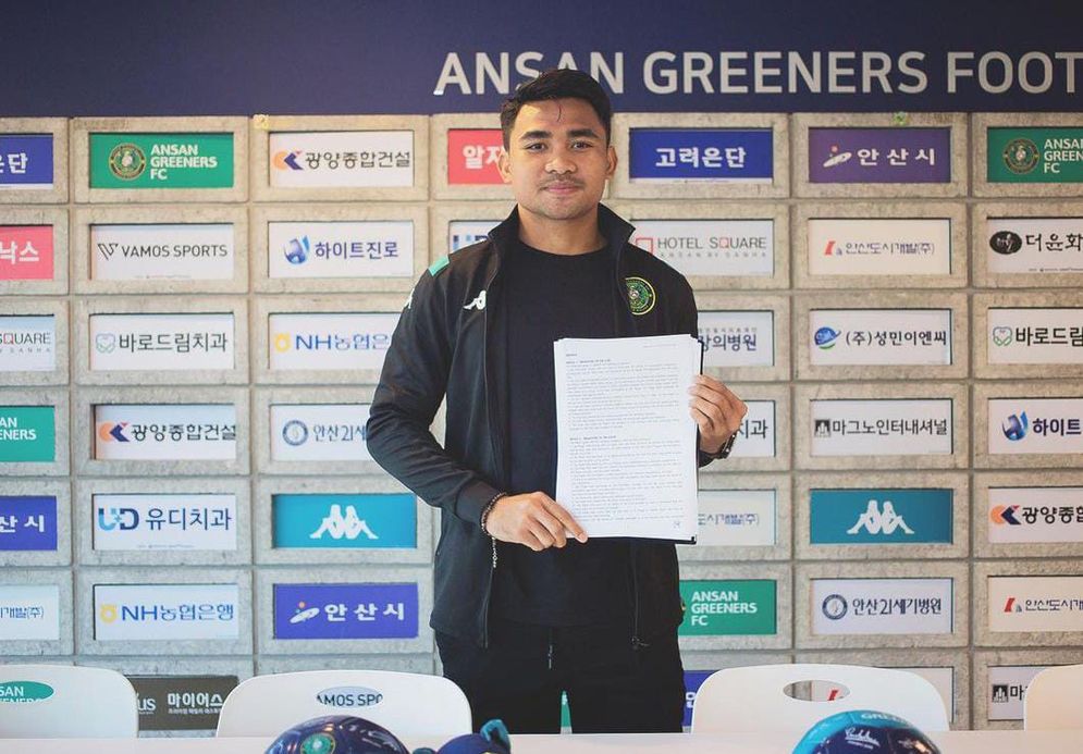 Pesepak bola Asnawi Mangkualam menunjukan perpanjangan kontrak dengan Ansan Greeners FC