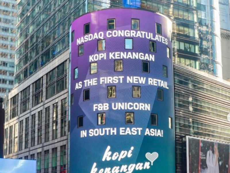 Ucapan selamat Nasdaq untuk Kopi Kenangan setelah menjadi unicorn F&B pertama di Asia Tenggara pada billboard di depan kantor bursa saham elektronik di New York, Amerika Serikat.