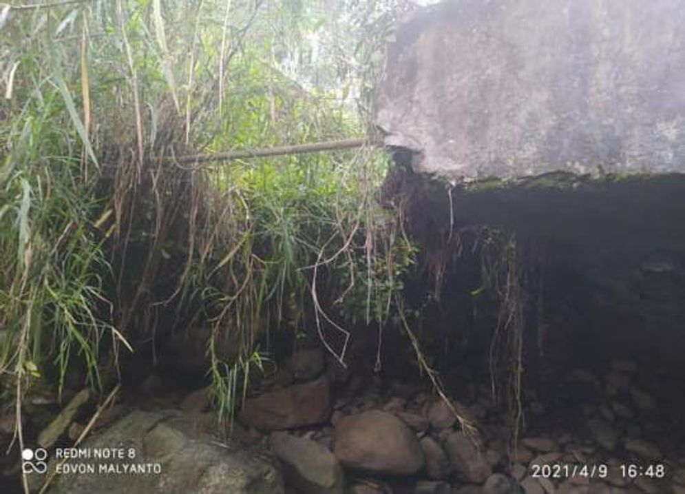 Fondasi Jembatan Wae Garet di  Desa Mbengan, Kecamatan Kota Komba yang sudah tergerus, sehingga bisa ambruk sesewaktu.
