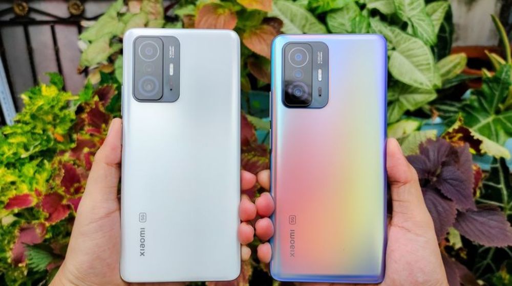 Penampakan punggung Xiaomi 11T 5G varian warna Moonlight White (kiri) dan Xiaomi 11T Pro 5G varian warna Celestial Blue (kanan).