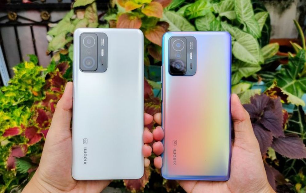 Penampakan punggung Xiaomi 11T 5G varian warna Moonlight White (kiri) dan Xiaomi 11T Pro 5G varian warna Celestial Blue (kanan).