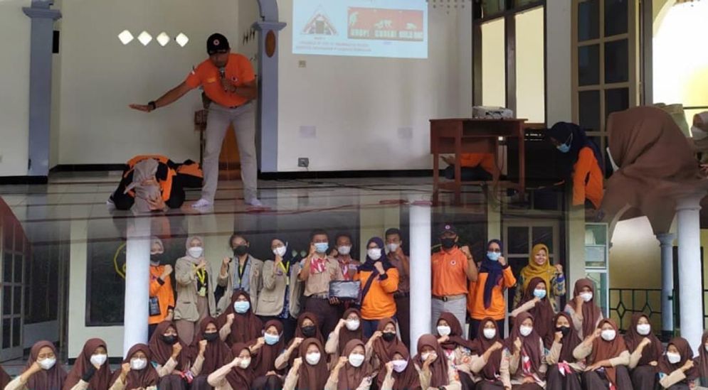 Kolase foto kegiatan sosialisasi penangangan bencana di SMA 1 Punung oleh  Mahasiswa KKN UGM