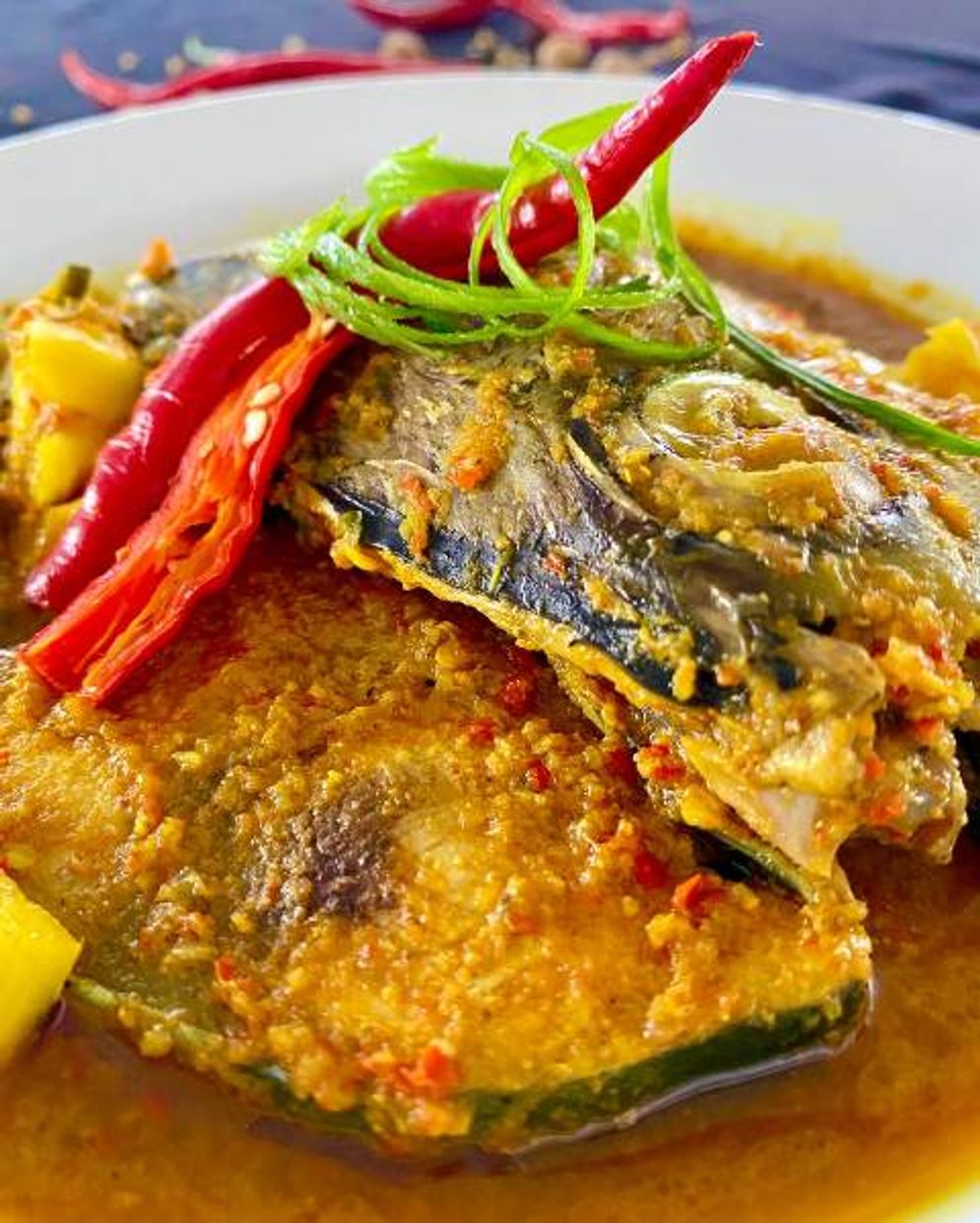 Sekilas tampilan sup ikan ini mirip dengan gulai, namun bedanya menu ini tidak menggunakan santan.