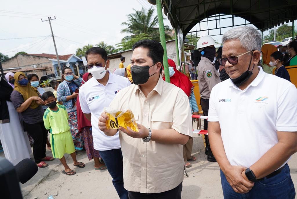 Menteri BUMN Erick Thohir dalam operasi tambahan Minyak Goreng. Sumber, keterangan resmi BUMN.