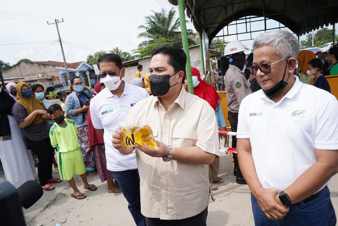 Menteri BUMN Erick Thohir dalam operasi tambahan Minyak Goreng. Sumber, keterangan resmi BUMN.