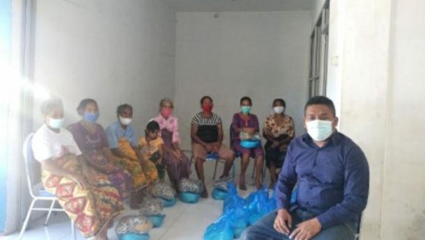 Prihatin dengan Masyarakat Terdampak Pandemi Covid-19, (YTMI) Nagekeo Salurkan 100 Paket Sembako