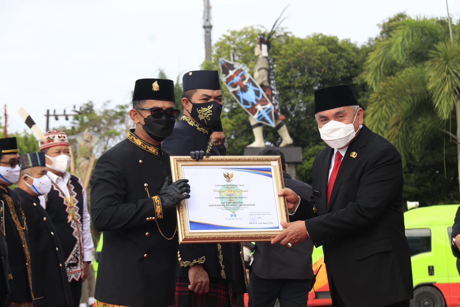 Wali Kota Balikpapan Rahmad Mas'ud menerima penghargaan Panji Keberhasilan untuk Balikpapan dari Gubernur Kaltim Isran Noor, dalam HUT Kaltim ke 65, di Halaman Kantor Gubernur Kaltim, Senin (10/1/2022)