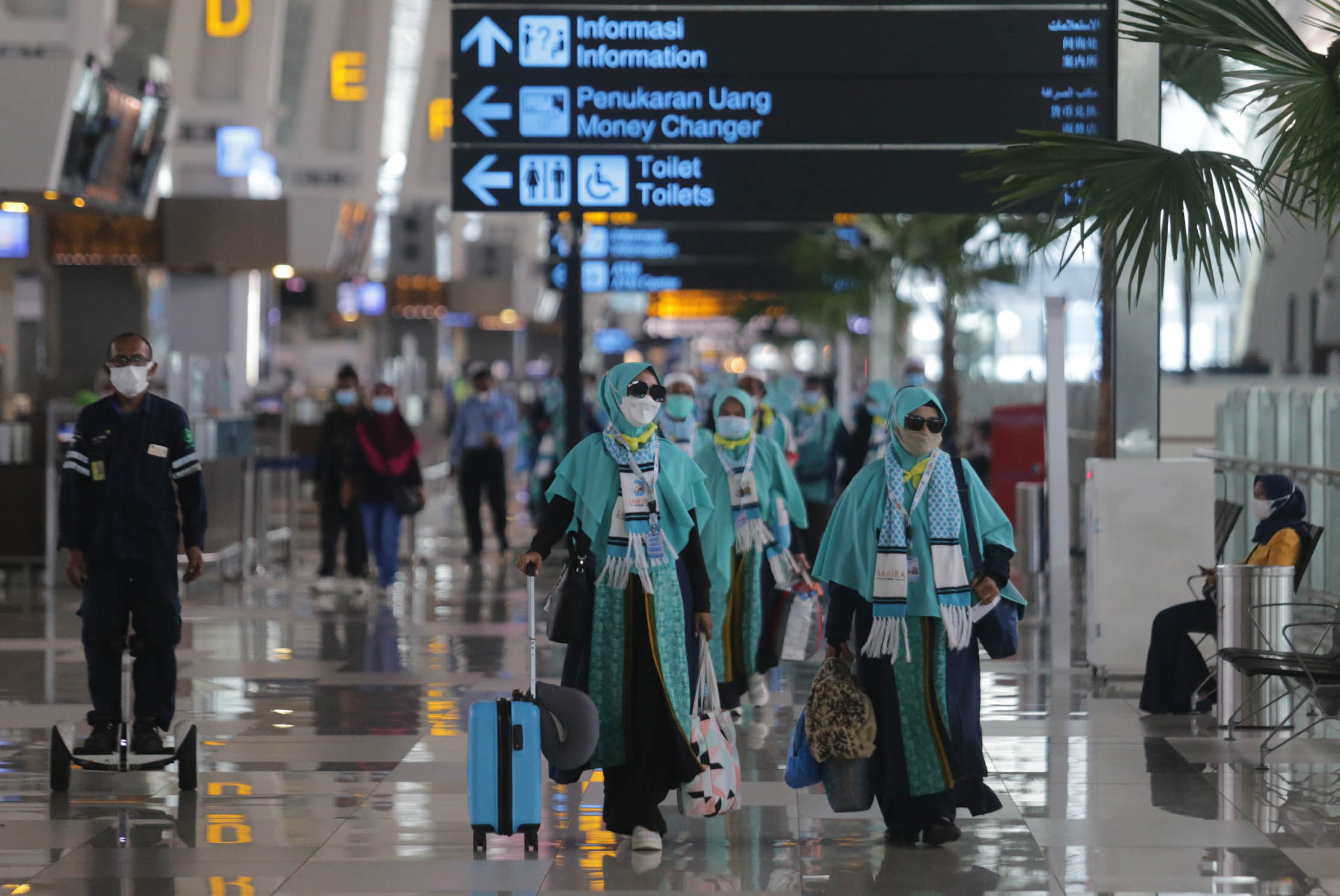 Sebanyak 419 jemaah Umroh asal Indonesia yang akan berangkat melaksanakan ibadah Umroh perdana tahun 2022 di Terminal 3 Bandara Soekarno Hatta, Minggu 9 Januari 2022. Foto : Panji Asmoro/TrenAsia